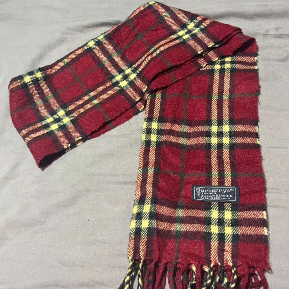 Tjena! Säljer denna vintage brurberry scarfen/halsduken och den är i bra skick. Om du har fler frågor är det bara att hör av dig! Mvh Isak. Muu.