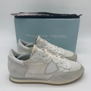 PHILIPPE MODEL TRPZ - - Philippemodel TRPZ - Skick: 9,5/10 - Tillbehör: Enbart skorna - Storlek 41, sitter mer som 42 - Nypris ca 3700kr // Deluxecloset