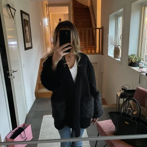 Kofta med päls - Såå snygg kofta med päls på fickor och ärmarna. Ganska tjockt material så går säkert att ha som jacka under våren/höst.