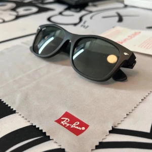 Svarta solglasögon från Ray-Ban - Nya rayban new wayfarer till salu då jag ej använder de längre. Köpte ifrån Åhléns kvitto finns. Nypris ca 1550kr. Säljer de för billigt då jag ej behöver de längre. 