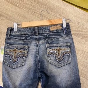 Jeans med detaljer på fickorna - Snygga jeans ifrån märket Seyoo i storlek Medium. Har en rak passform, för mått skriv till mig privat. Väldigt snygga detaljer på fickorna.