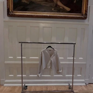 Jättefin tunn jacka - Jättefin stilren jacka ifrån Gina tricot. Perfekt att bara slänga på sig och funkar till allt!