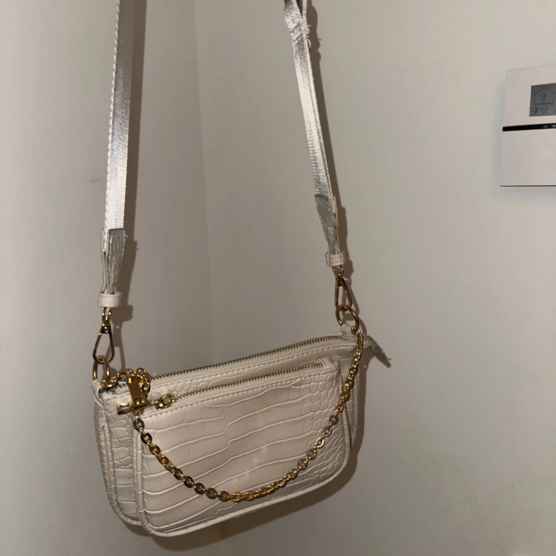 Vit axelväska med kedjedetalj