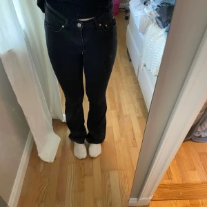Svarta bootcut jeans från gina tricot - Snygga svarta bootcut jeans från gina 