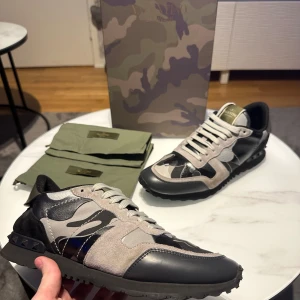 Valentino Rockrunners  - Säljer nu riktigt feta Valentino Rockrunners i camouflage. || Skick || bra skick 9/10 OG medföljer. Pris går att diskutera. Vid frågor och funderingar är det bara att höra av sig 💫