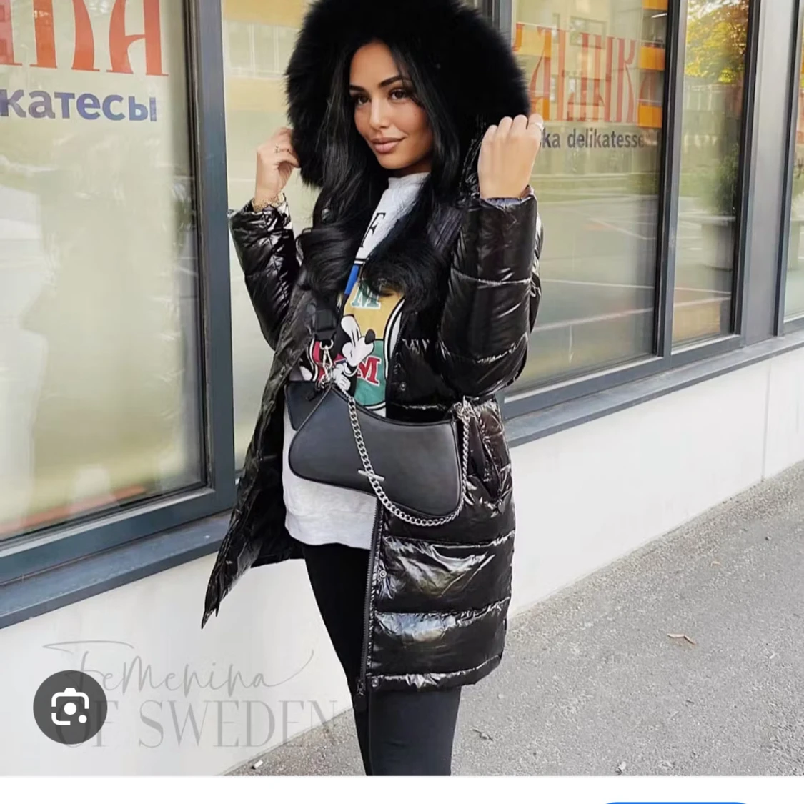 Svart glansig pufferjacka med pälsdetalj