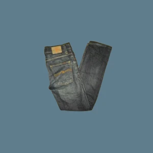 Nudie Jeans - Säljer dessa sjukt feta jeans. Passformen är slimfit  och storleken är 32/32 (W/L). Byxorna är lätt använda och i bra skick 9/10. Nypris för dessa är ungefär 1600 kr, vårt pris 399 kr. Hör av dig vid frågor eller funderingar 💯