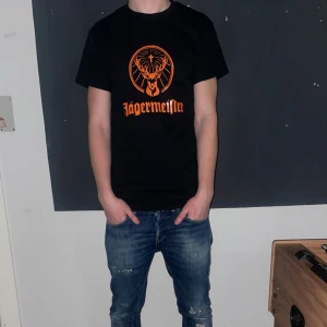 Jägermeifter tisha - Halloj säljer den här riktigt feta tishan med jägermeifter tryck på! Pris kan diskuteras vid snabb affär! Modell: 179cm,65 kg. Kom pm vid frågor!