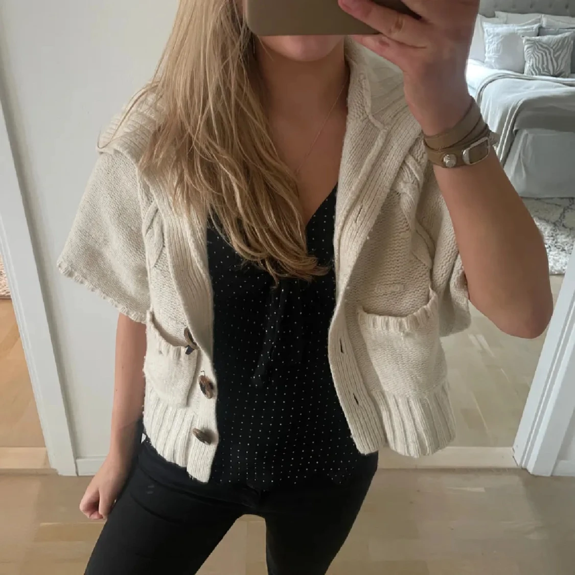 Beige stickad kofta med knappar - 91