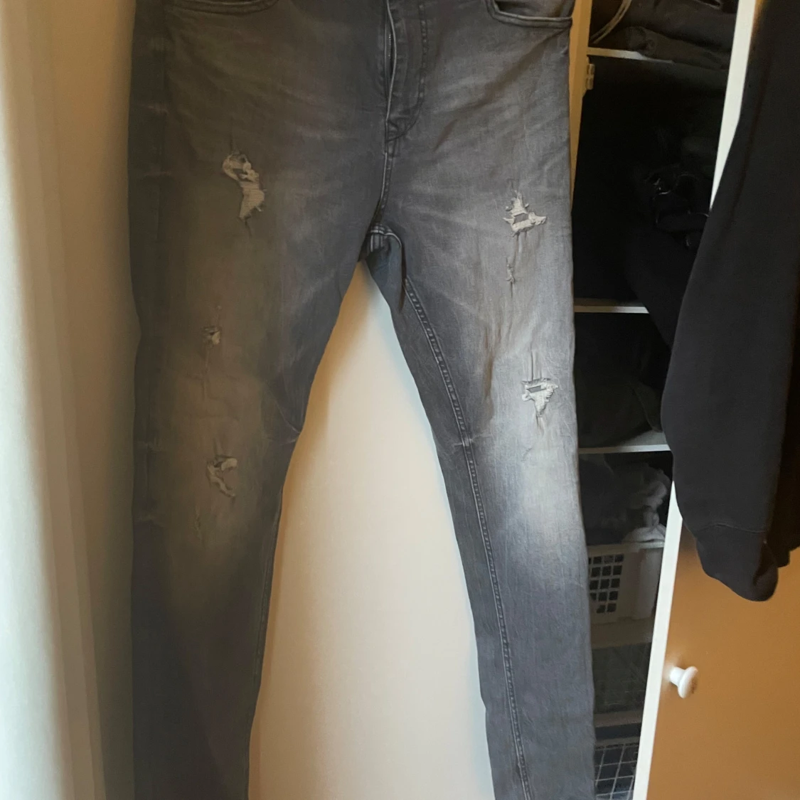 Grå jeans med slitningar påminner om Dsquared2 - 91