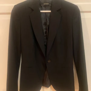 Svart kavaj från zara  - Svart kavaj, perfekt till fest och andra tillfällen. Själv köpt den second hand men ser bra ut 