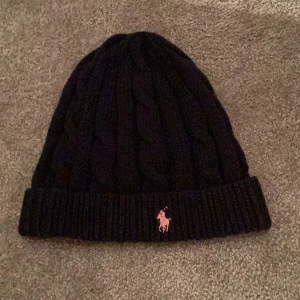 Ralph lauren mössa - säljer denna ralph lauren mössan som har mönstriga ränder på sig. Den sitter jätte bra och är i bra skick. Skriv privat om ni vill ha fler bilder. 