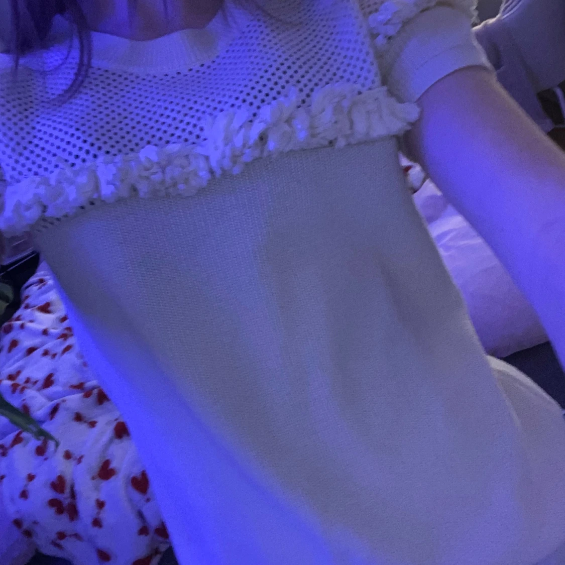 Vit stickad topp med fransdetaljer - 90