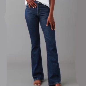 Blå flare jeans från gina tricot - Snygga blå flare jeans från gina tricot❤️Dom är helt oanvända. Jeansen är mid/high midjade. Storleken är 38❤️