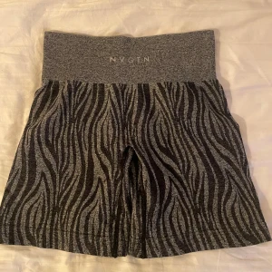 NVGTN shorts - Knappt använda gymshorts från NVGTN o inga defekter! Storlek S!