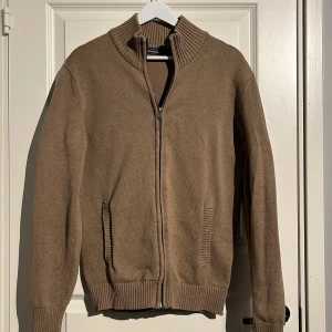 Hel zip cardigan  - Hel zip från dressman i toppskick ! (Sitter som xs- s)