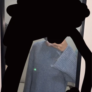 Blå stickad tröja - Jag säljer en blå stickad tröja från Gina Tricot. Den har en lite öppen design vid armarna och vid midjan, vilket ger den en unik stil. Tröjan är jättevacker Se gärna bilden för att få en bättre uppfattning💕💕💕