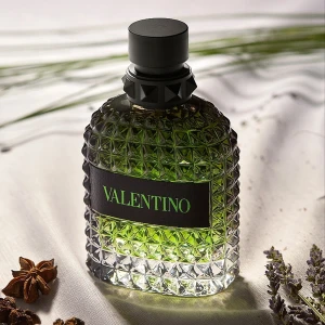 Valentino greeen stravaganza 100ml - Ca 45/100 ml kvar. Nypris ca 1300kr!                                                    Elegant parfym från Valentino i en stilren grön flaska med ett unikt mönster. Flaskan har en svart kork och en etikett med märkesnamnet. Perfekt för den som vill ha en lyxig doftupplevelse. Snabba affärer prioriteras!