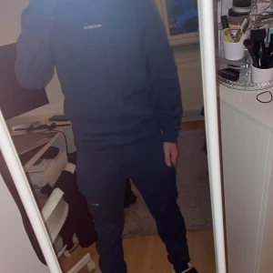 Mckenzie set - Tjena. Säljer ett sett, byxor/ tröja från Mckenzie. Hög kvalite på kläderna. Priset kan diskuteras vid kontakt privat. Hör av er om eventuella frågor eller bilder!! 