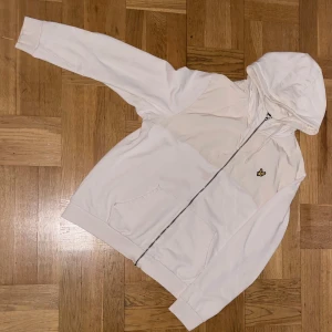 Lyle & Scott kofta - Drag kedjan har pajat lite men annars inga andra problem 