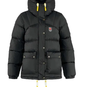 Svart dunjacka från Fjällräven - Intressekoll på min fjällräven jacka då jag vill köpa en annan färg. Den är köpt för ca 1 månad sen och använd några gånger sen dess. Men annars ass snygg och i väldigt bra skick. Skriv för frågor eler egna bilder. ‼️‼️Klicka inte på köp nu‼️‼️