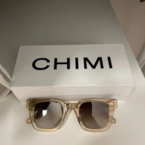  solglasögon CHIMI modell: 04 - Snygga transparenta solglasögon från CHIMI med fyrkantig form. De har en stilren design med en lätt tonad lins. Perfekta för att ge en cool touch till din outfit. Kommer med originalförpackning och fodral. (Pris kan diskuteras)