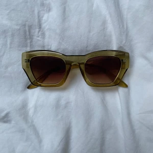 Solglasögon - Snygga solglasögon i en khaki grön färg