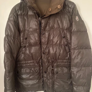 Moncler  - Moncler jacka. Storlek 3/L. Skick 7/10 sliten. Pris 1690kr. Färg oliv grön. 