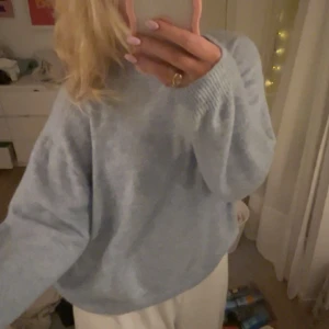 Stickad tröja - Ljusblå stickad tröja. Superfin till våren! Säljs då den inte kommit till användning. 💓