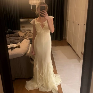 Ljusgul långklänning med volanger - Säljer min balklänning, helt oanvänd med lapparna kvar. Säljes då jag glömde göra retur! Super fin klänning i fint material 