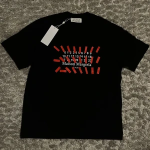 Maison Margiela T-shirt - Fet Maison Margiela T-shirt ! Endast prövad en gång och i perfekt skick. DMa vid funderingar!!