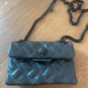 Kurt geiger väska - Säljer min fina brungråa väska från kurt geiger