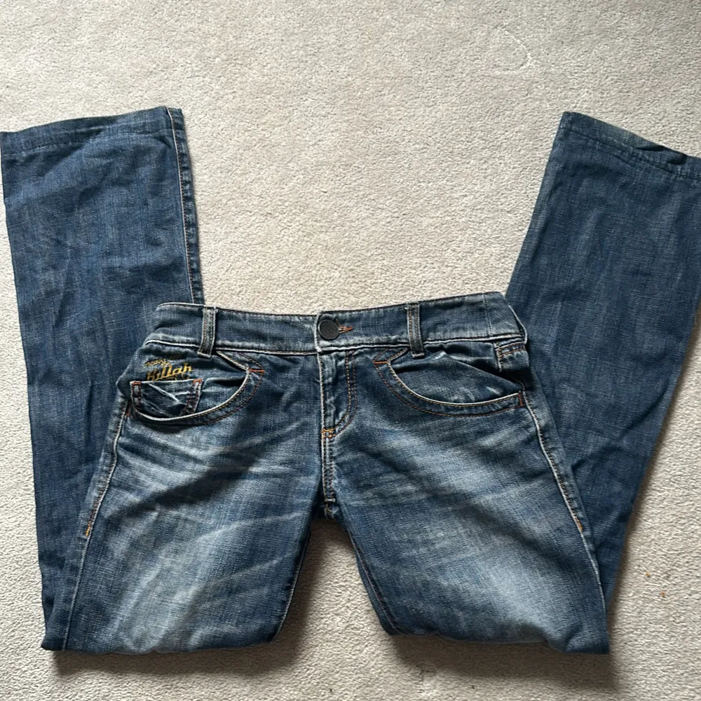 Jätte snygga low waist bootcut jeans med coola fickor . Farkut & Housut.
