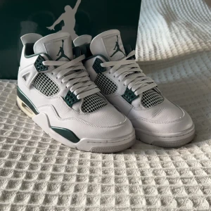 Nike Air Jordans 4 - Nästan helt nya AJ4. Jag har bara använt dem en gång. Finns inga fel på dem alls. Alla stjärnor där framme finns kvar och inga är skadade. Undersidan ser också helt ny ut. Kartong finns och köpte dem direkt från Nike. Pris är inte fast och skriv för mer bilder. 
