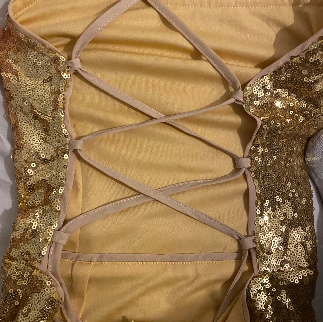 Klänning med små guldpaljetter - 91