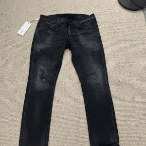 Dondup Jeans - Dondup jeans i modellen George. Storlek ”32”. Nya modellen med distressed look. Inga defekter ⭐️.  Nypris 3200kr, mitt pris 899kr💸. Vid frågor och funderingar är det bara att skriva ✍🏻.