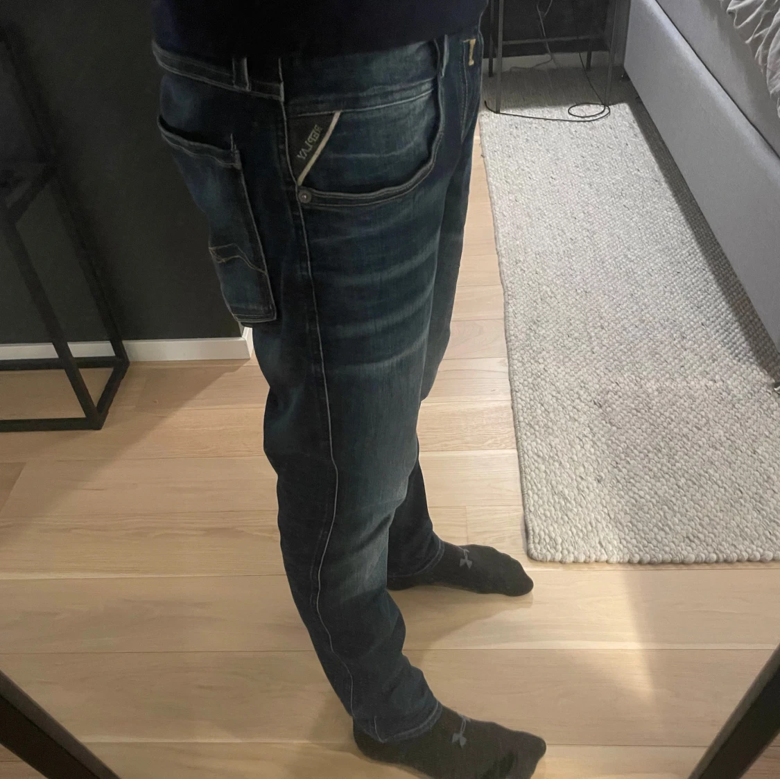 Mörkblå jeansbyxor med broderade detaljer - 1