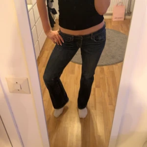 Mörkblå lågmidjade jeans med bootcut - Snygga mörkblå jeans med bootcut och är lågmidjade. Passar bra i längden på mig som är 166!