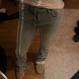 Ljusblå jeans från Perfect Jeans - Säljer ett par ljusblå jeans från Ginatricot. De har en klassisk femficksdesign och en bekväm passform. Perfekta för en avslappnad stil.