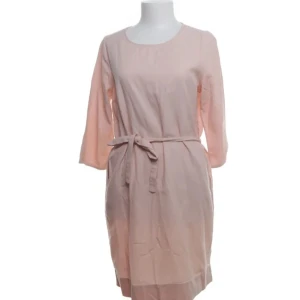 Ljusrosa klänning från Lexington - Säljer en stilren ljusrosa klänning från Lexington i 100% bomull. Klänningen har trekvartsärmar och ett knytband i midjan för en smickrande passform. Perfekt för en avslappnad och chic look.