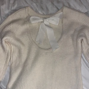Stickad tröja med öppen rygg - Jätte fin vit stickad tröja med öppen rygg och rosett knytning i bak. Från Gina tricot. Använd 1-2 ggr så som ny💕