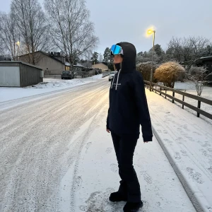Skidjacka från Dope Snow - Säljer en jättefin svart skitjacka från Dope Snow med tryck på ryggen. Den har en stor huva vilket gör att hjälmen får plats under och luftfickor som man kan öppna och stänga på sidorna ifall det blir för varmt. Perfekt nu inför skidresan. Den är bara använd en gång🤩 Säljer pga att jag har en annan!                                                                 Nypris: 1600kr                                                             Säljer för 899kr