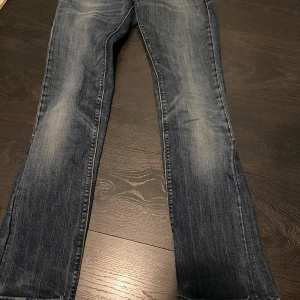 Replay jeans, omsydda bootcut/lowwaist - Säljer ett par blå jeans från Replay med klassisk femficksdesign och snygga slitningar(de ska vara så i modellen). Byxorna har bootcut-modell och normal passform. Märkespatch bak i midjan och detaljerade ljus rosa sömmar vid fickorna. PRIS KAN DISKUTERAS❤️