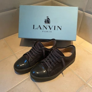 Lanvin skor - Säljer nu ett par riktigt feta Lanvin skor i ett mycket bra skick och inga repor!. Storleken är UK 7 vilket ungefär motsvarar storlek 42. Hör av dig vid några som helst funderingar!😀💭Boxen ingår! (Priset kan såklart diskuteras)
