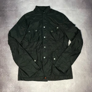 J.Lindeberg Field jacket - Säljer denna stiliga svarta J.Lindeberg Field jacket för bara 1299kr (priset går såklart att diskuteras). Perfekt för våren och för er med grisch stil eller laidback. Lägg till en halsduk och så kommer tjejerna jaga efter dig😁9/10 skick utan defekt eller fläckar. Storlek M