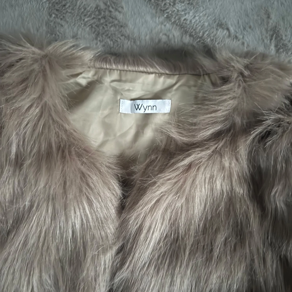 Beige pälsjacka från Wynn - 1