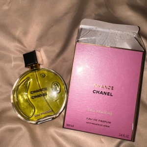 Chanel Chance Eau Fraîche Eau de Parfum - Säljer en elegant Chanel Chance Eau Fraîche Eau de Parfum. Helt ny med kvitto, kan inte själv använda pga överkänslighet för parfym. 100 ml 
