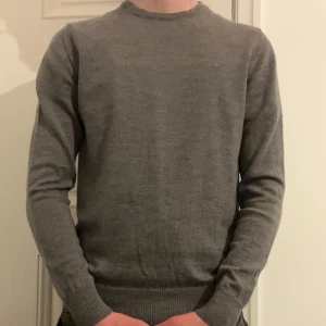 Ljusgrå J.Lindeberg merinoull tröja  - Säljer den här riktigt stiliga ljusgrå merinoull tröjan från J.Lindeberg. Passar perfekt nu till våren. | Storlek L | Nypris: 1300kr Mitt pris: 250kr | Hör gärna av dig vid minsta fundering!