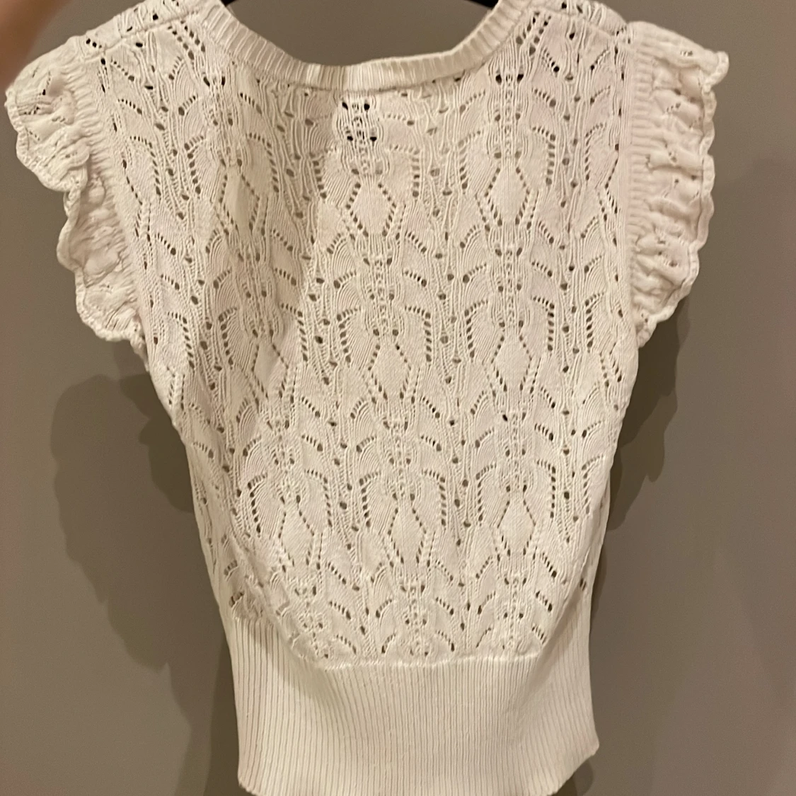 Vit stickad topp från Lindex - 1