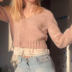 Kofta  - Säljer denna super söta koftan från H&M! Använt ett par få tal gånger, 4-5? Super skön på! Helt slutsåld! Skriv för frågor! 💞💞🤗passar för någon som har S och Xs